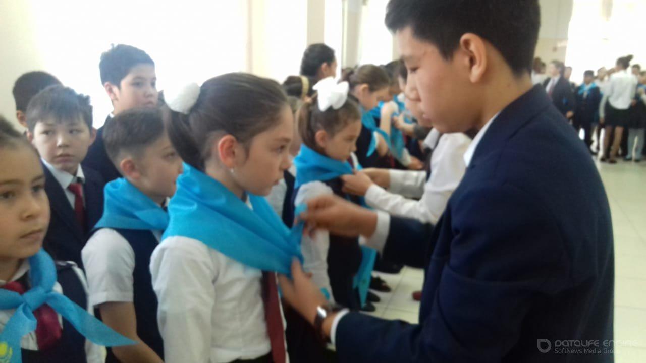 Посвящение учащихся в детско-юношескую организацию "Жас &#1179;ыран" в честь праздника Первого Президента