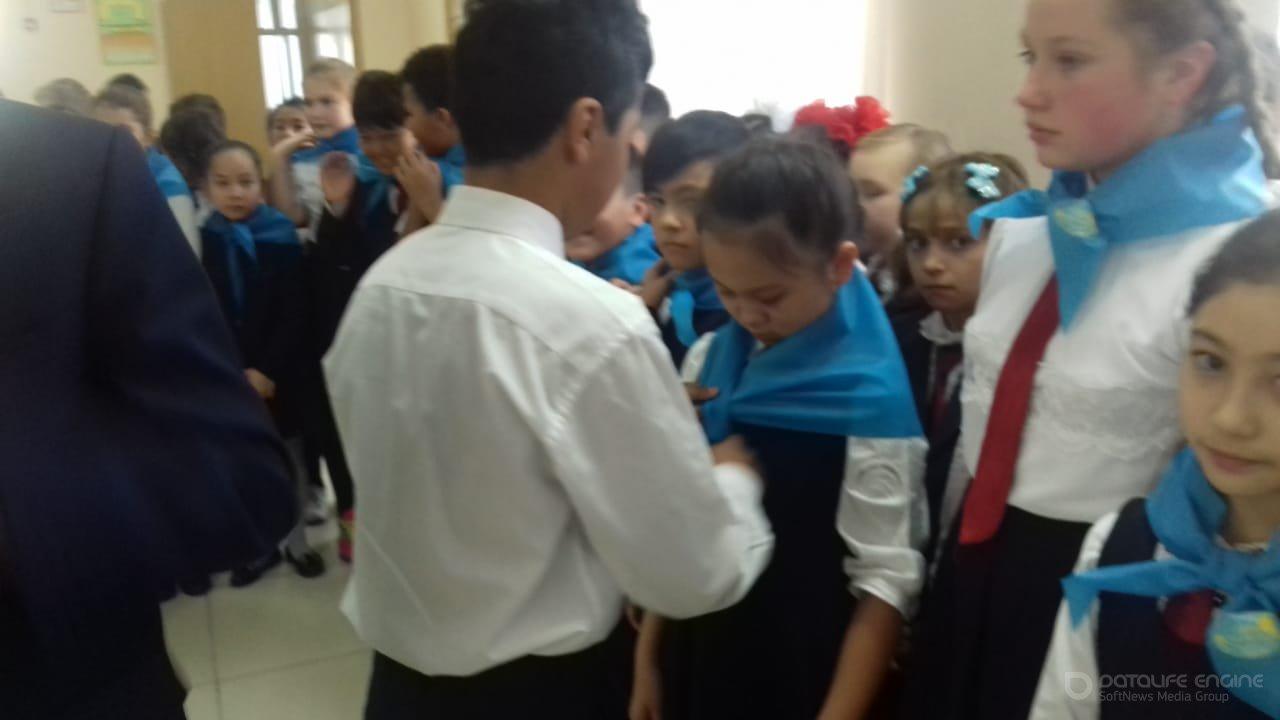 Посвящение учащихся в детско-юношескую организацию "Жас &#1179;ыран" в честь праздника Первого Президента