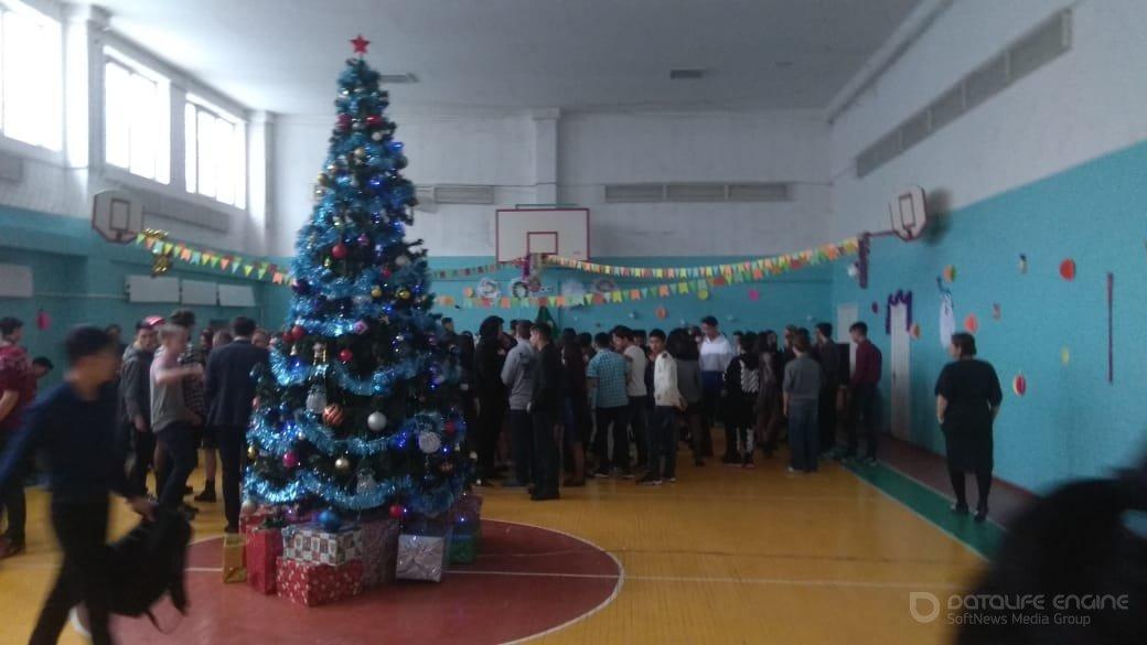 Завершение новогодних елок прошло дискотекой для старшеклассников, под чутким присмотром классных руководителей, администрацией и инспектором школы