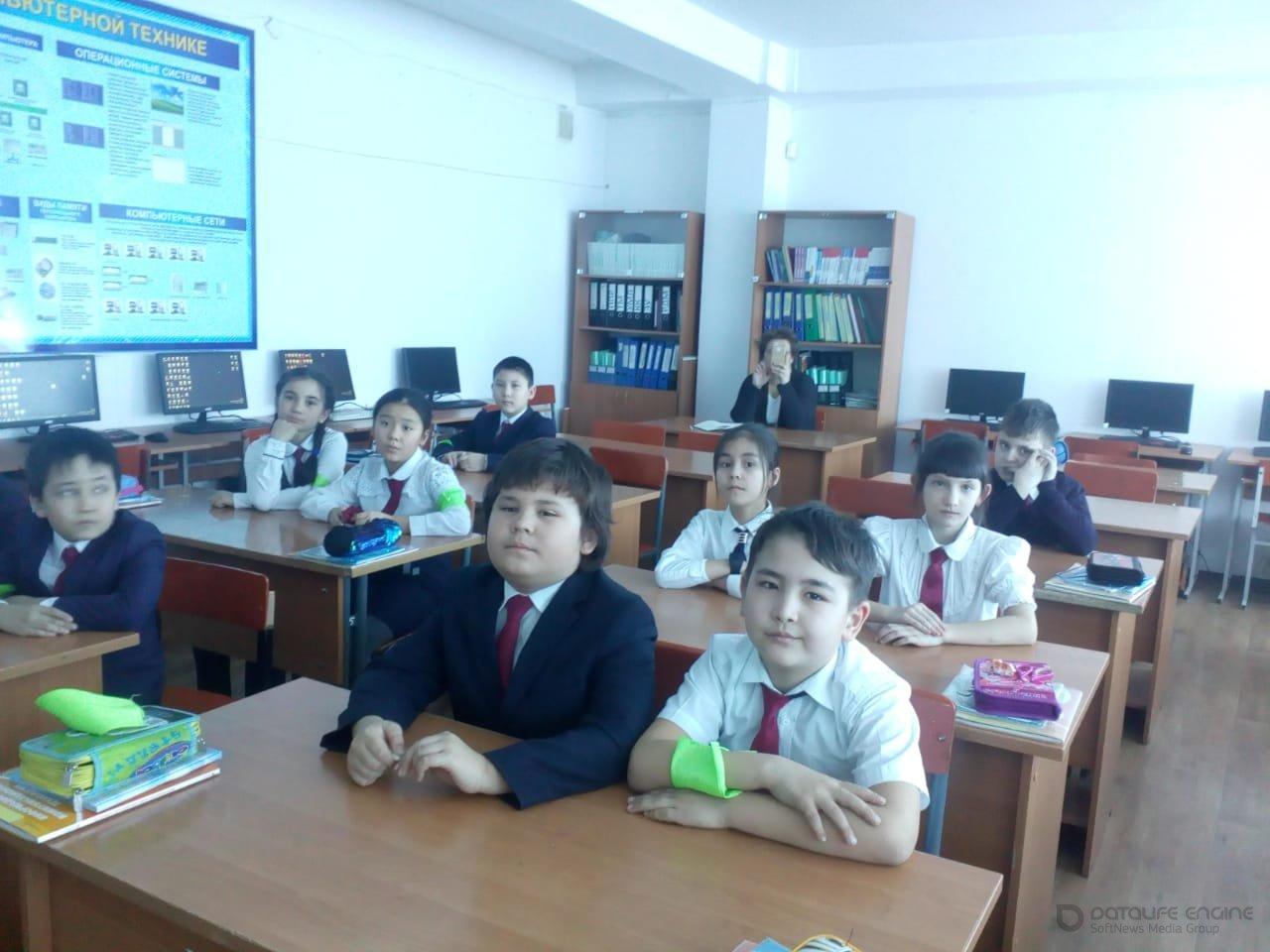 Открытые уроки по информатике, учитель Жиенкожанова Н.Н. класс 7 "Б", учитель  Кахарова Н.А. класс 3 "В"