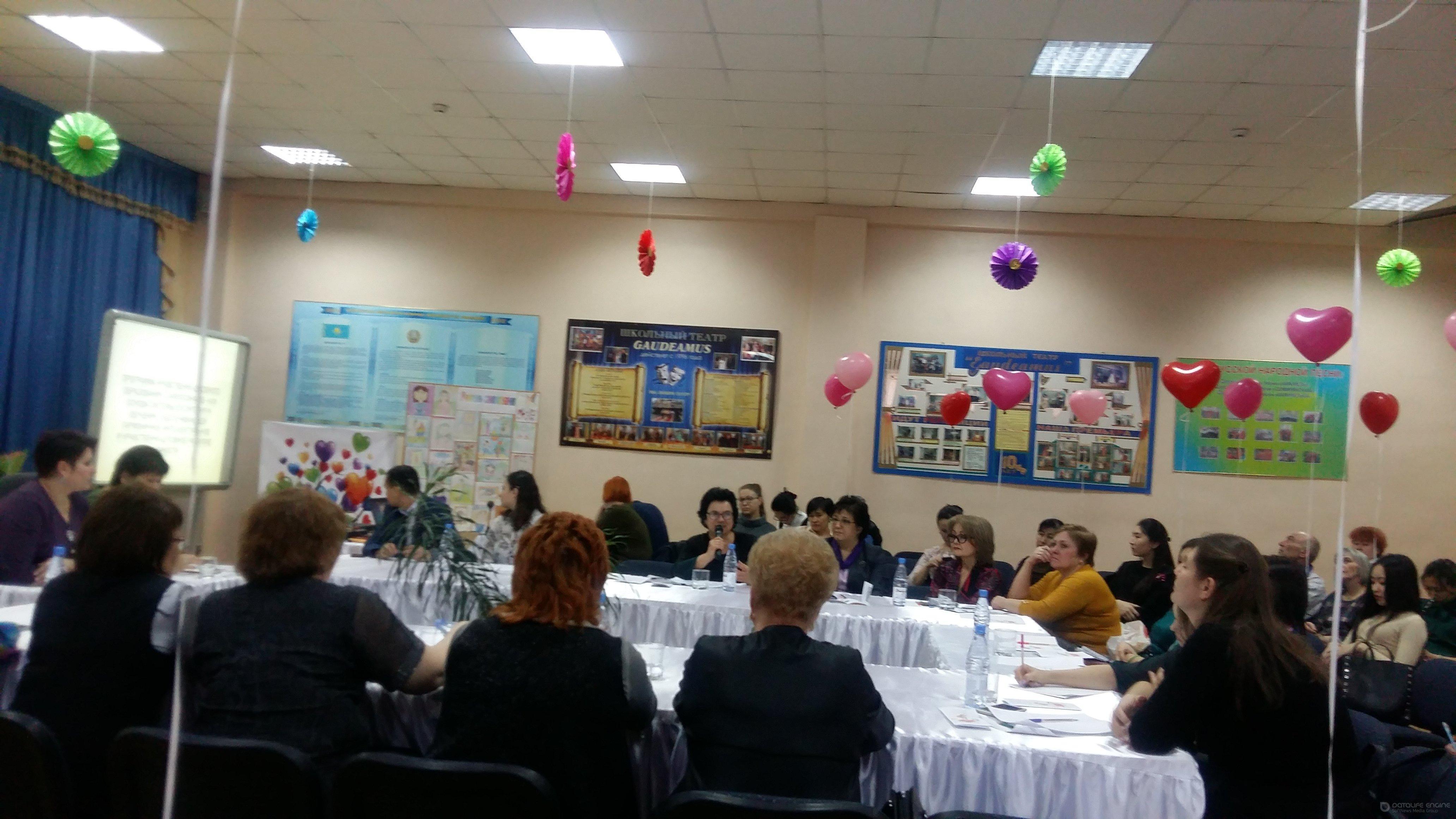 Городской семинар "Личность педагога самопознания" проходил в ШГ6. 