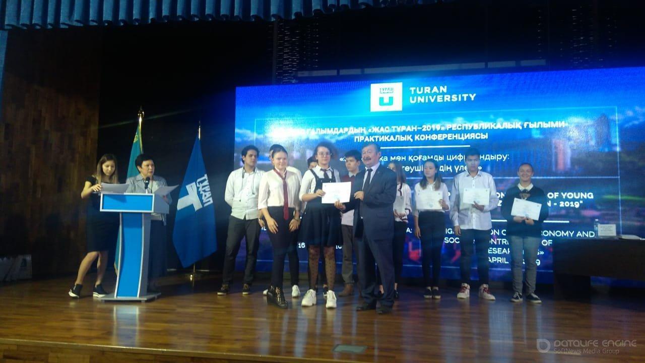 Учащиеся 8 класса Султанова А. и Ямщикова А. заняли 2 место в XVII городском конкурсе на лучший бизнес или социальный проект среди учащихся школ.