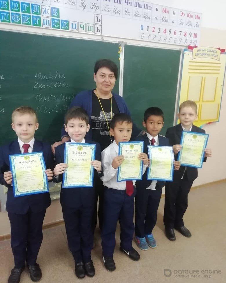 Мальчиков 1 классов наградили почетными грамотами за активное участие в спартакиаде школьников по футболу
