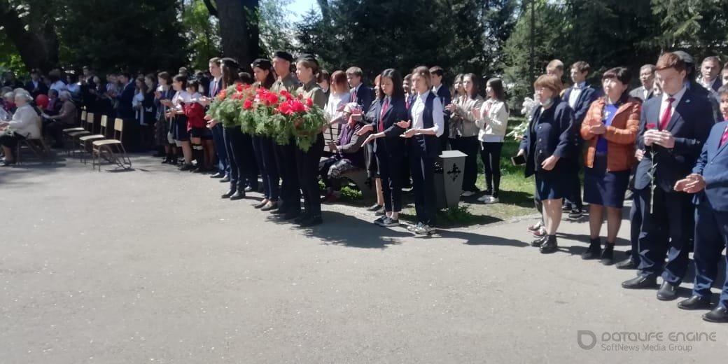 Торжественное возложение цветов в честь памяти погибшим в страшной войне, а также встреча ветеранов ВОВ 