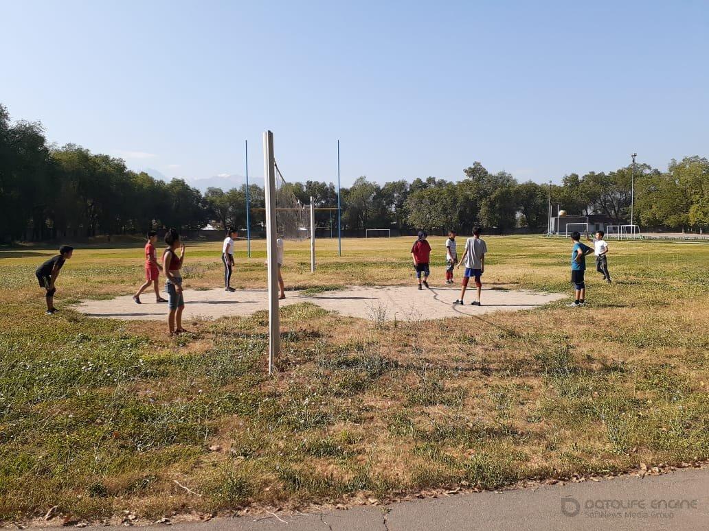 Время каникул, но наши ученики уже начали тренировку по волейболу 