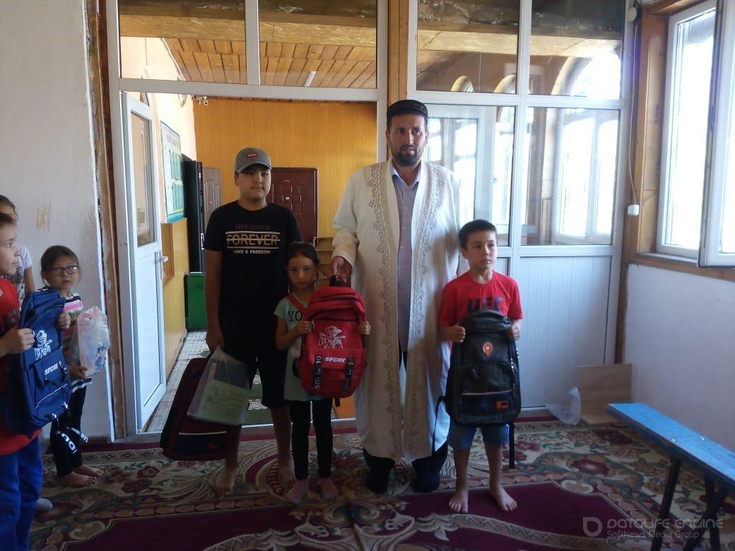 Мечеть оказала материальную помощь 29 учащимся из малообеспеченных и многодетных семей в подготовке к школе 