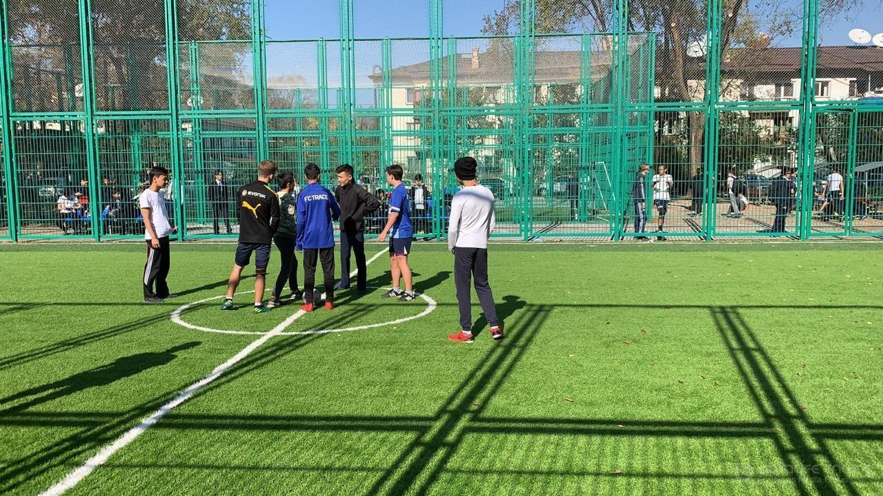 Сегодня в нашей школе прошёл общешкольный турнир по футболу посвящённый ЗОЖ,  организованный Советом старшеклассников
