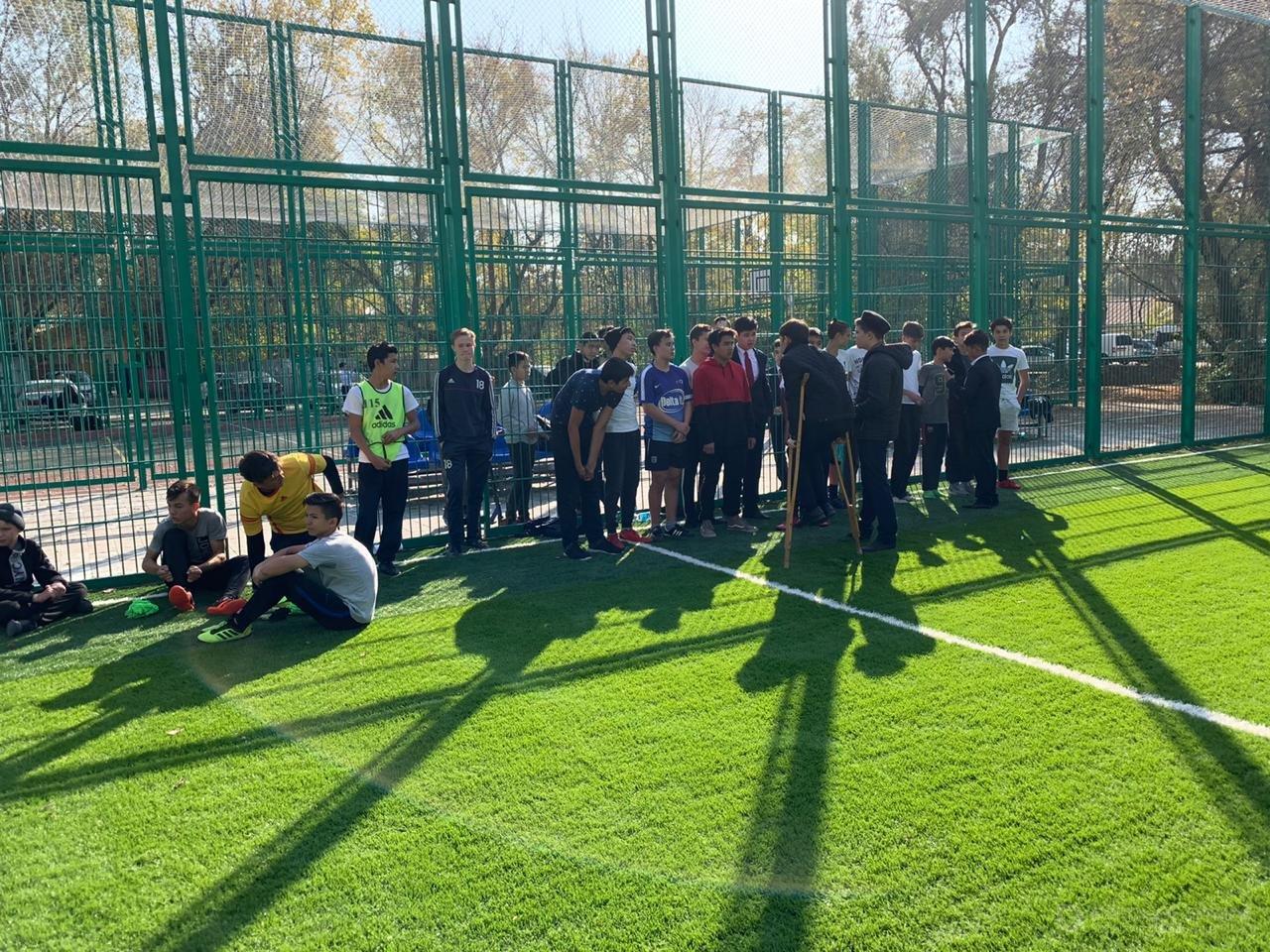 Сегодня в нашей школе прошёл общешкольный турнир по футболу посвящённый ЗОЖ,  организованный Советом старшеклассников