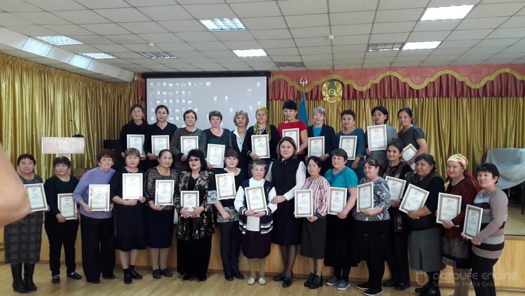 Сегодня техперсонал нашей школы, Раисову Алмагуль награждена грамотой заведующей районным отделом образования Ботаевой А.А.