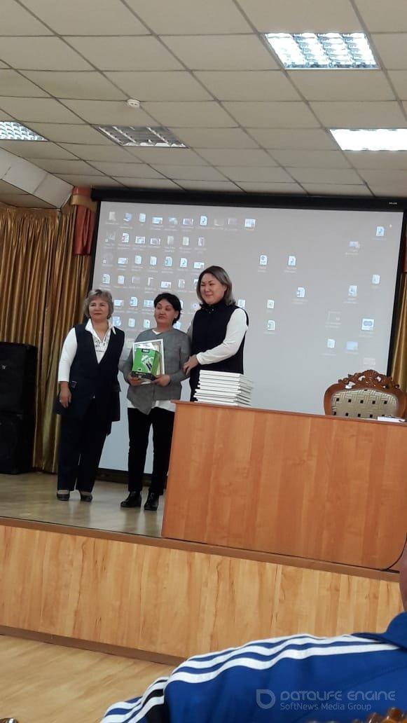 Сегодня техперсонал нашей школы, Раисову Алмагуль награждена грамотой заведующей районным отделом образования Ботаевой А.А.