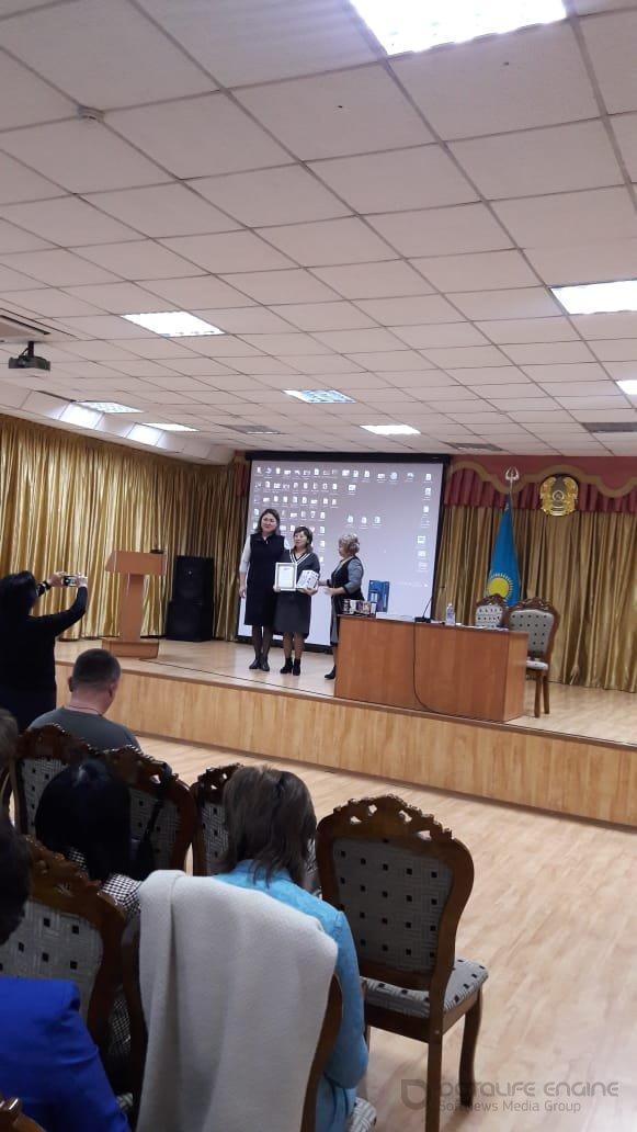 Сегодня наш учитель казахского языка Анара Ыбраимовна, была награждена  грамотой за 2 место как "Best учитель казахского языка и литературы"