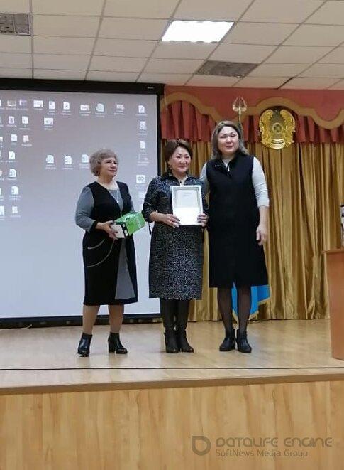 Учитель казахского языка Роза Аскаровна, награждена грамотой за "Best кабинет казахского языка и литературы "