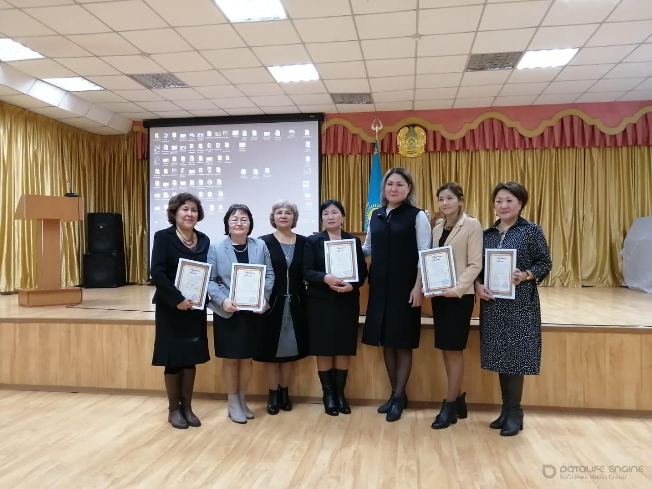 Учитель казахского языка Роза Аскаровна, награждена грамотой за "Лучший кабинет казахского языка и литературы "