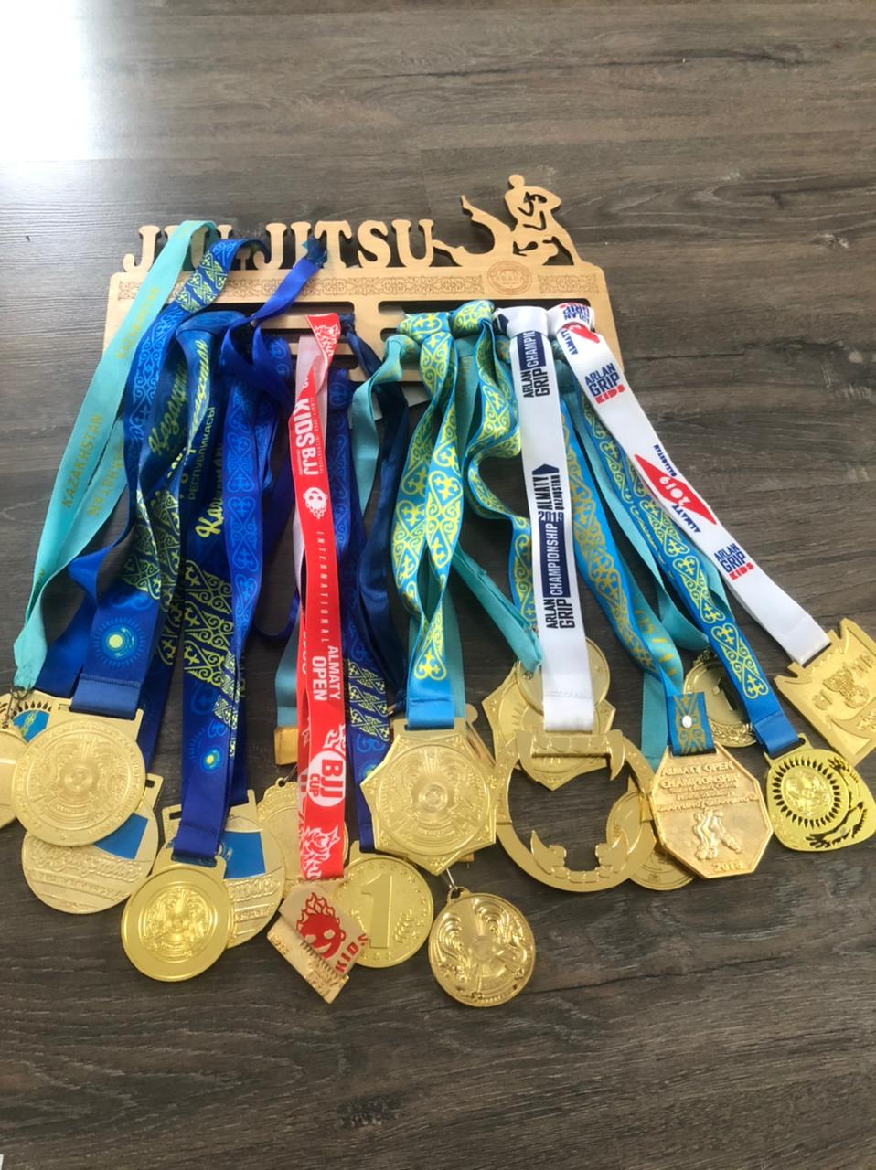 Грамоты и медали в различных соревнованиях по Греплингу ученика 5 класса Комарова Ансара