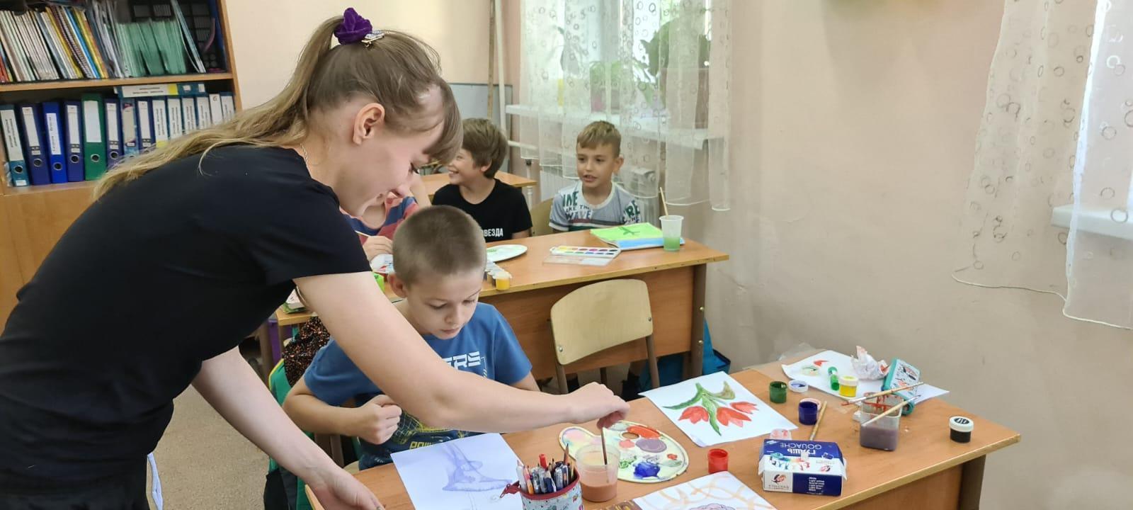 Пришкольный лагерь.  День творчества, рисуем цветы  в разных техниках