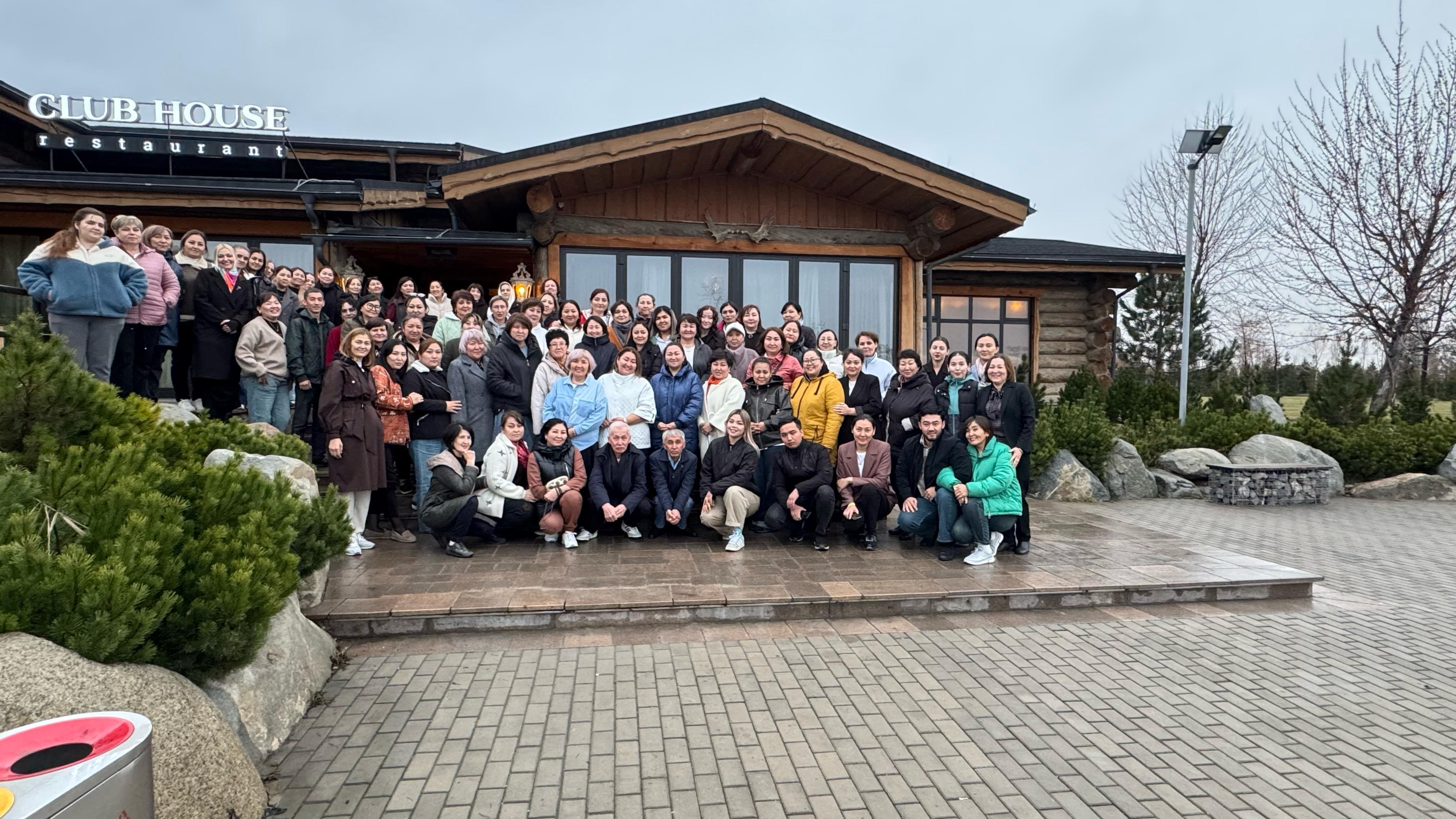 Көшпелі педагогикалық кеңес: талқылау, тренингтер және командалық рух!