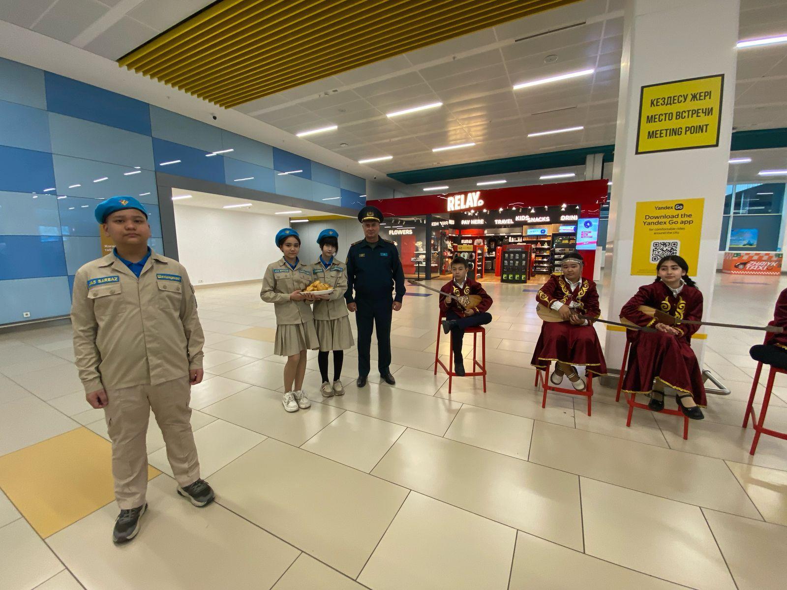 Чемпионов торжественно встретили в аэропорту ученики школы-гимназии №44