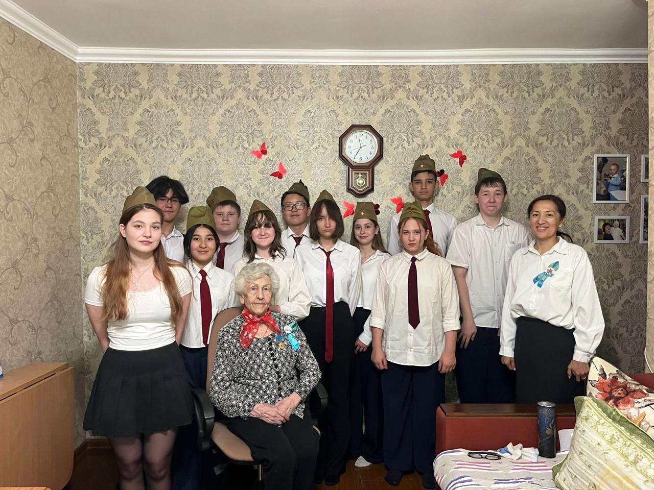 Учащиеся 8 “Д” класса школы-гимназии №44 навестили участницу трудового фронта — Калинкину Валентину Михайловну.